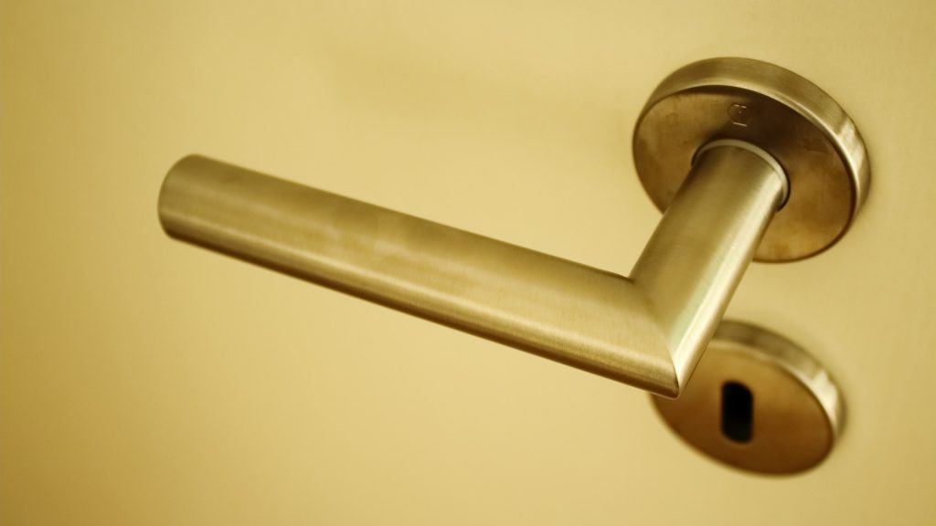 door-knob-2180013_1920